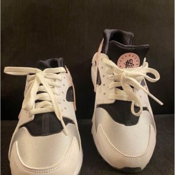 Nike Huarache shoes, Youth size 5.5 - Picture 3 of 4